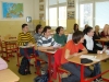 Uczniowie z zainteresowaniem słuchają nauczyciela